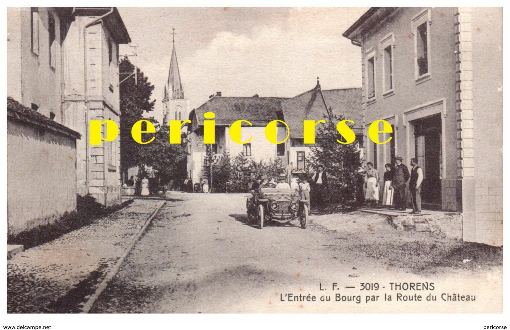 74  Thorens  Voiture à L'entrée Du Bourg Par La Route Du Château - Thorens-Glières