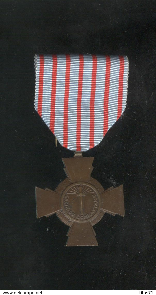 Médaille Croix Du Combattant - Très Bon état , Belle Patine Ancienne ( Lot 7 ) - Francia