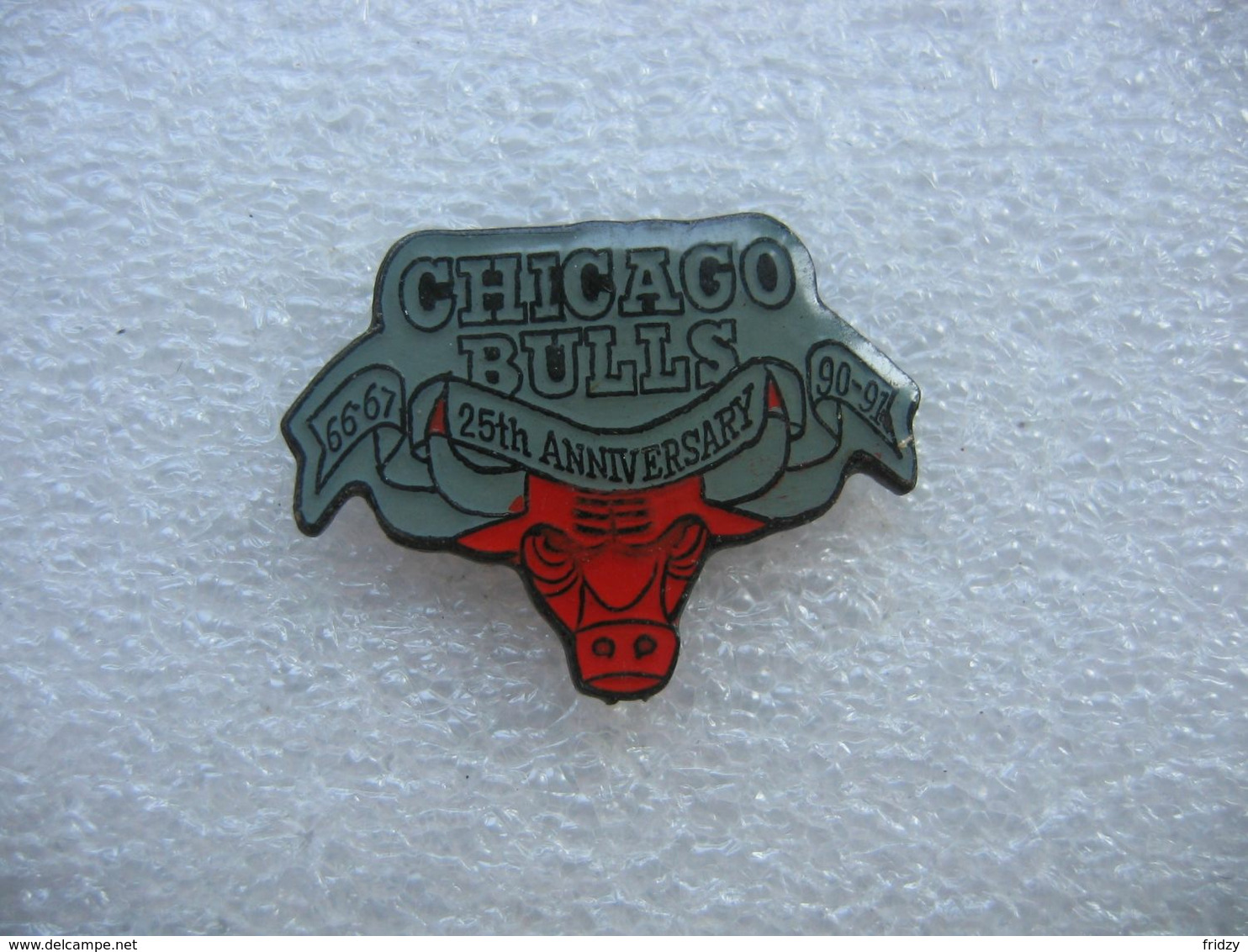 Pin's Des 20 Ans Des CHICAGO BULLS "les Taureaux De Chicago", Franchise Professionnelle De Basketball Basée à Chicago. - Basketball