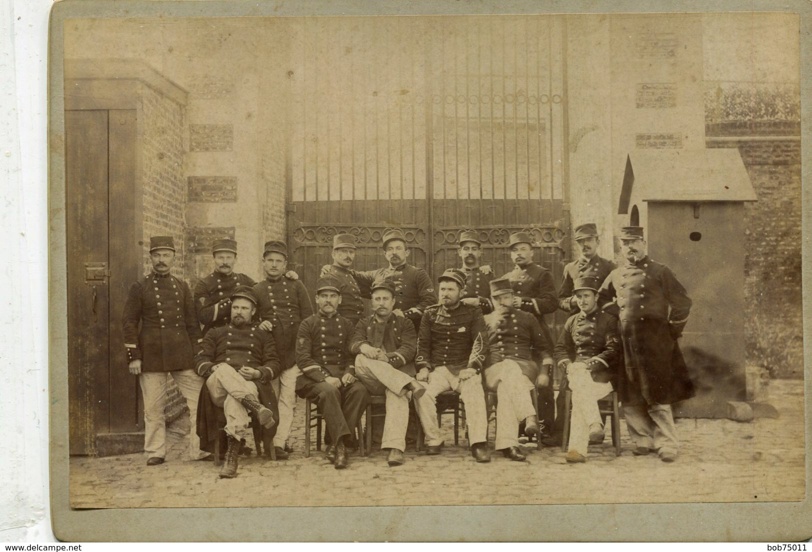 Grande Photo Cartonnée De Soldats Et Sous Officier Francais Posant Devant L'entré De Leurs Caserne Vers 1900 - Guerre, Militaire