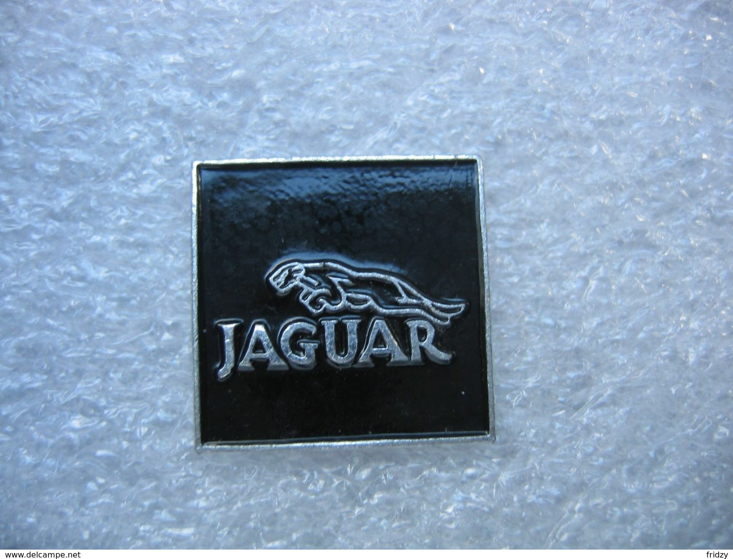 Pin's Embleme De Automobiles JAGUAR Sur Fond De Couleur Noire - Jaguar