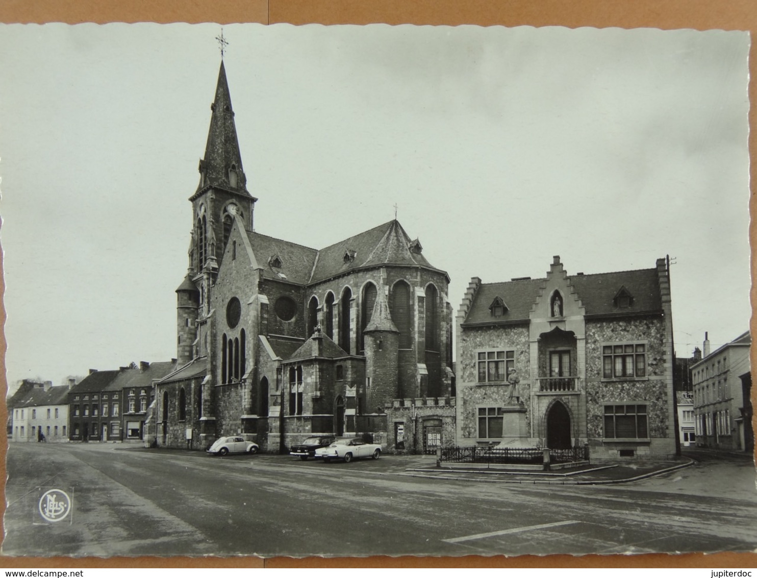 CPSM Ham-sur-Heure Place Communale Eglise - Ham-sur-Heure-Nalinnes