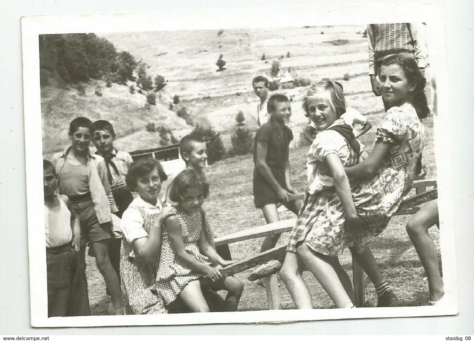 Boys And Girls On The Swings Dx79-377 - Anonymous Persons