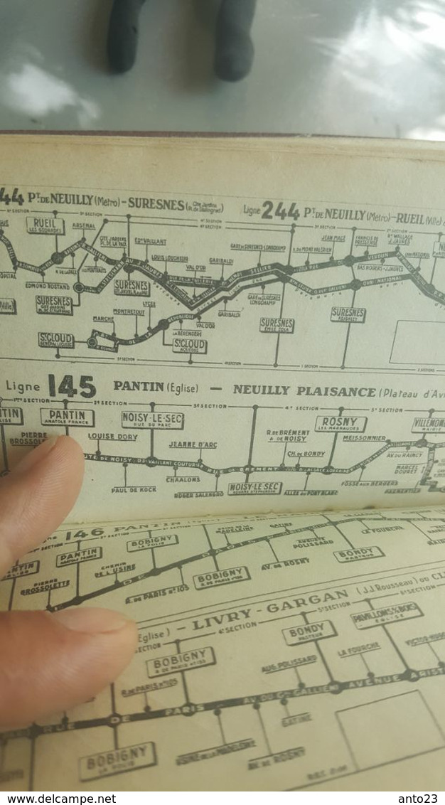 plan des rues et des lignes de métro de la ville de Paris France l'indispensable guide touristique