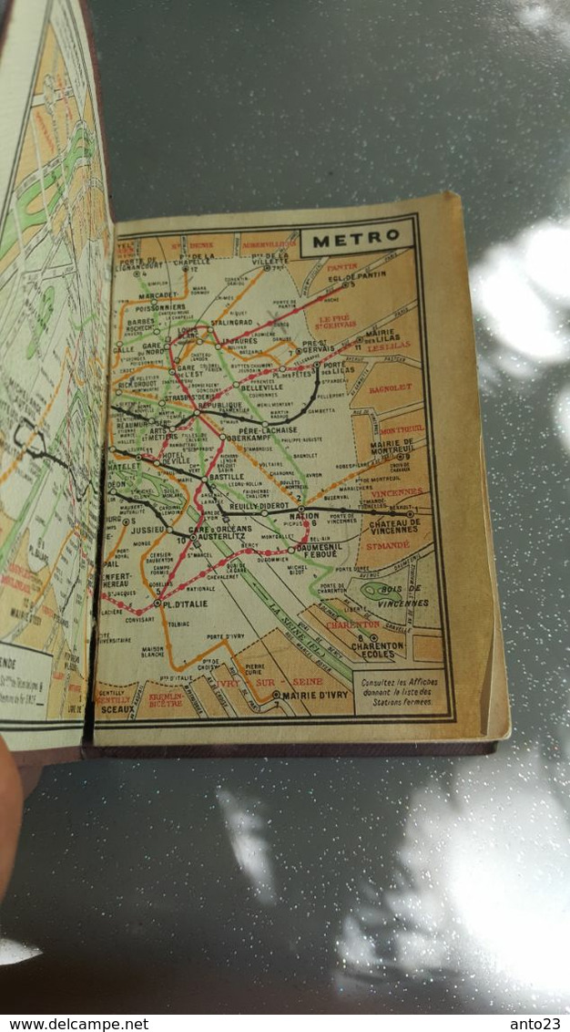 plan des rues et des lignes de métro de la ville de Paris France l'indispensable guide touristique