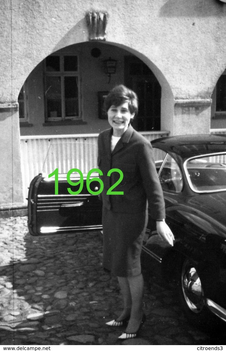 RARE PHOTO FORMAT 10x15 Cm ....... VOLKSWAGEN KARMANN GHIA & UNE JEUNE FEMME EN 1962 - Auto's