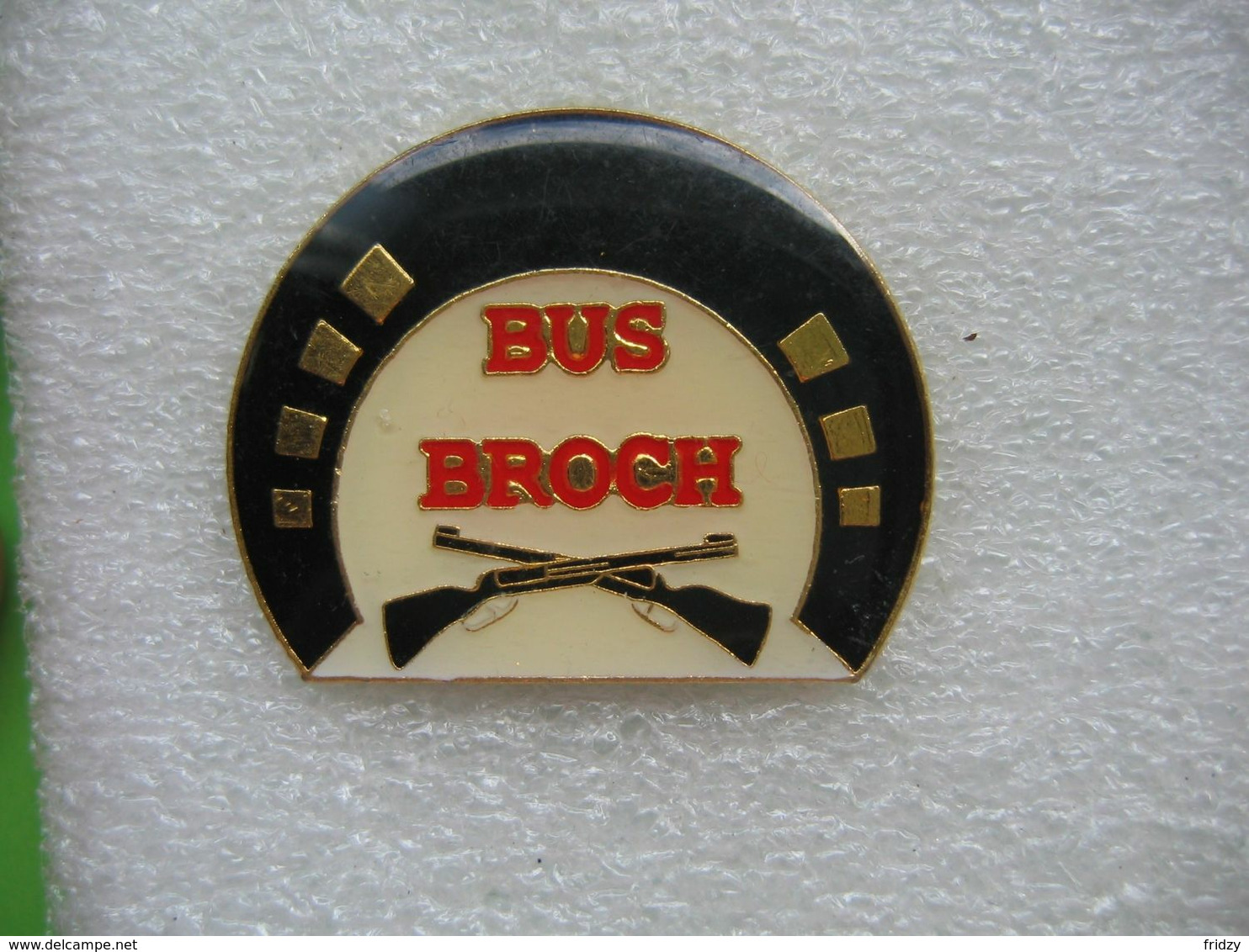 Pin's Bus Broch. Armes De Tir. Pin's Numéroté 564 - Archery