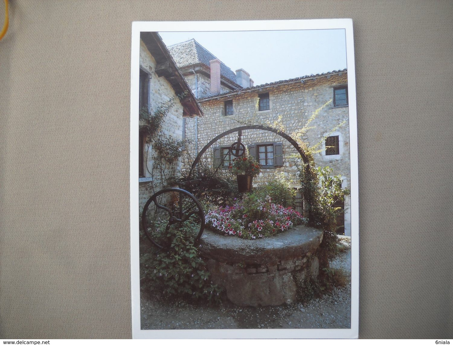 2688  Carte Postale  PEROUGES     Place Du For   Le Vieux Puits    01 Ain - Pérouges