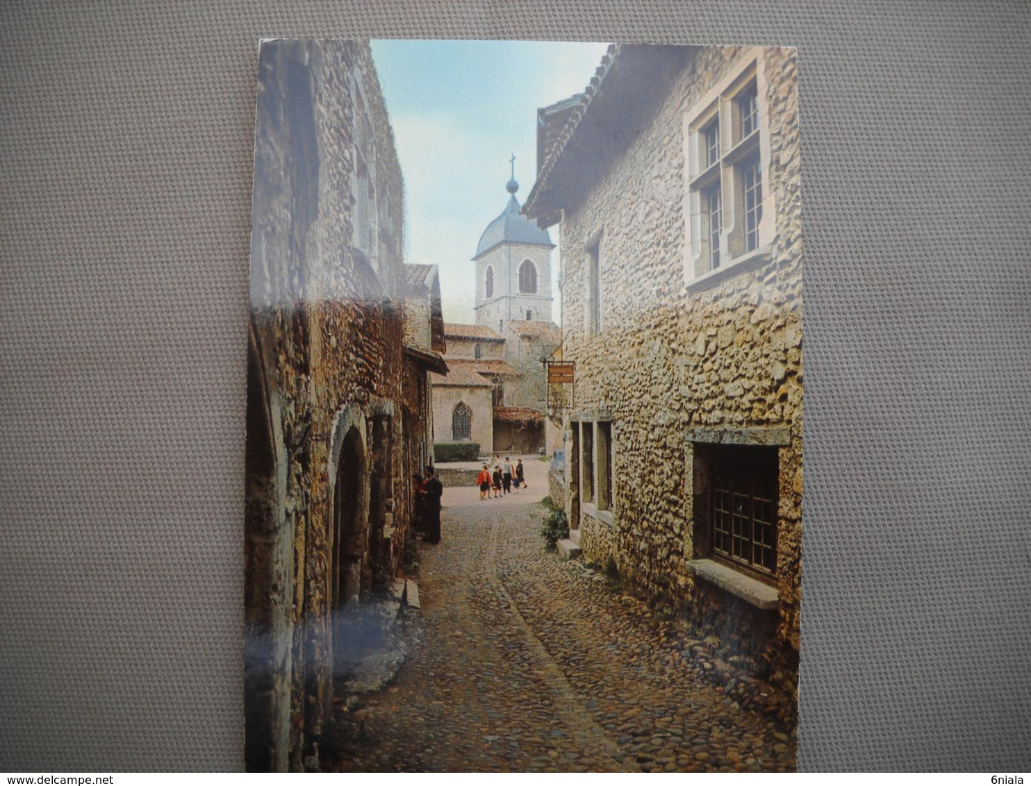 2213  Carte Postale  PEROUGES  Cité Médiévale La Rue Du Prince Et L' Eglise    01 Ain - Pérouges