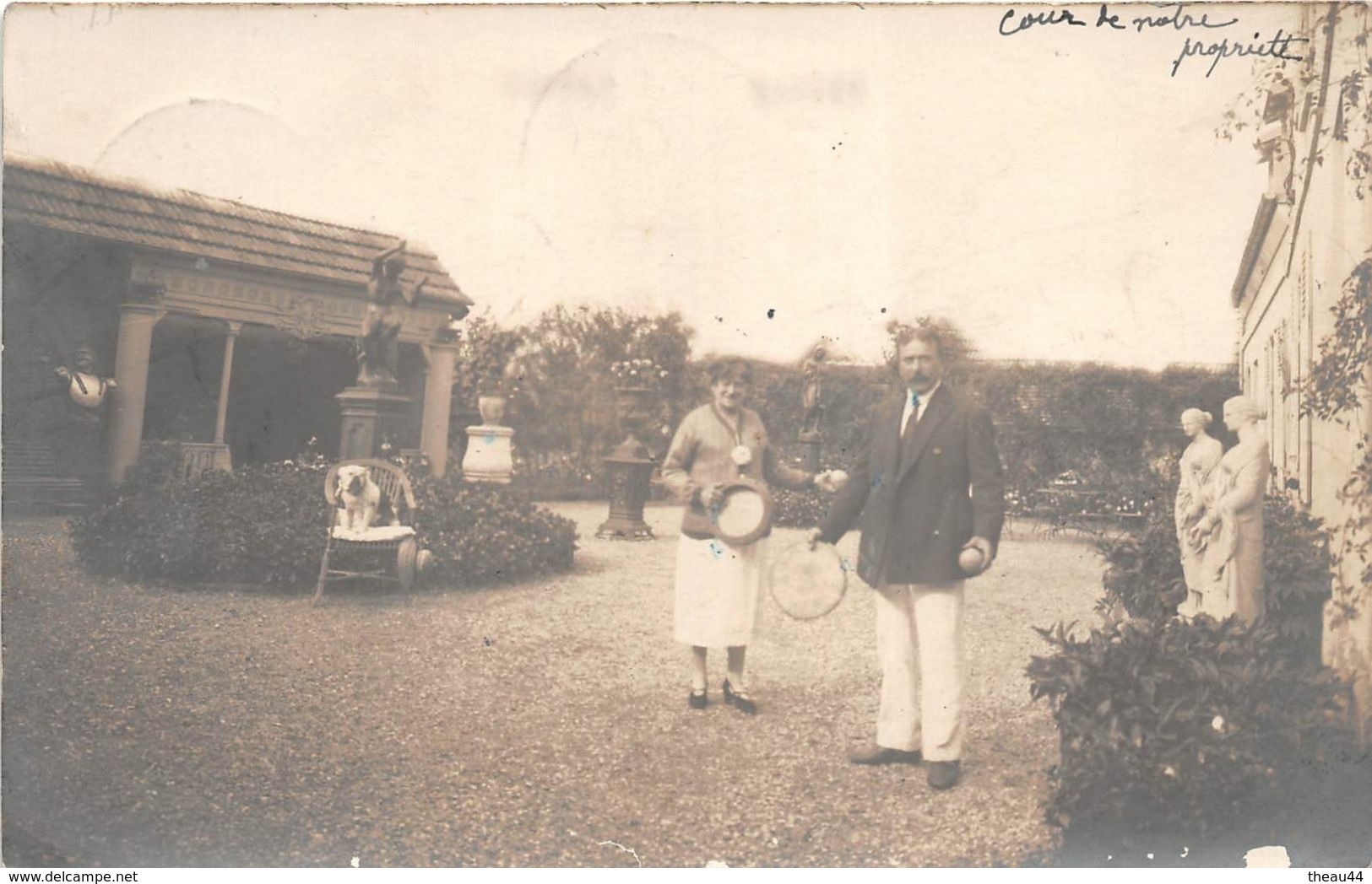 ¤¤   -   THOUROTTE   -   Carte-Photo D'un Couple Dans La Cour De Leur Propriété  -  Villa , Manoir , Chateau   -   ¤¤ - Thourotte