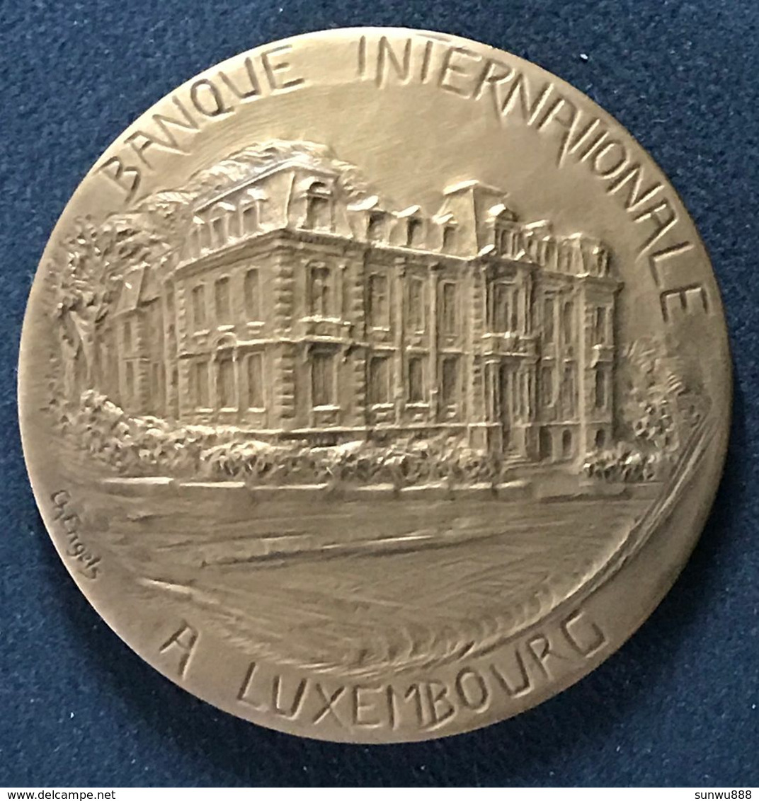 Médaille Banque Internationale à Luxembourg (150ème Anniversaire 1981 Bronze Signée Ch Engels) Prix Fixe Incl Recommandé - Firma's
