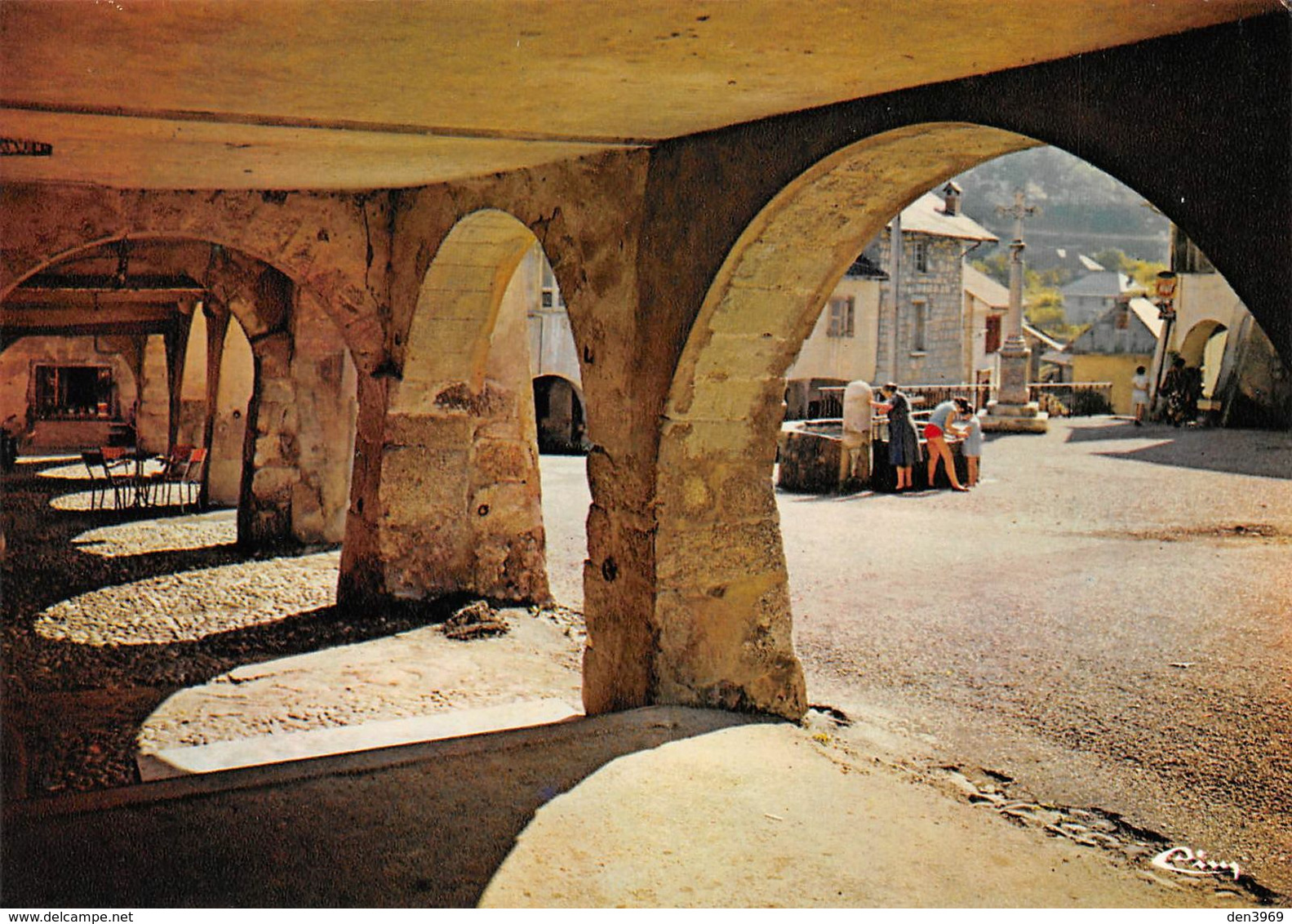 ALBY-sur-CHERAN - La Place Du Trophée - Les Arcades - Fontaine - Alby-sur-Cheran