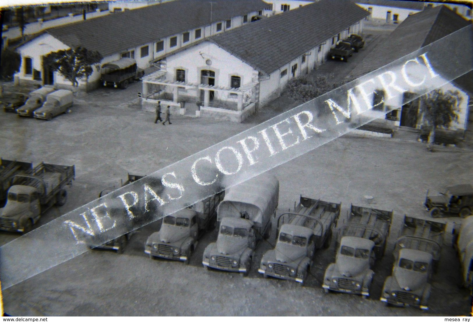 ORAN ALGERIE Caserne Bâtiment Militaire Camion Citroen Jeep NEGATIF PHOTO 24x36 Original 35mm 3/6 - Krieg, Militär