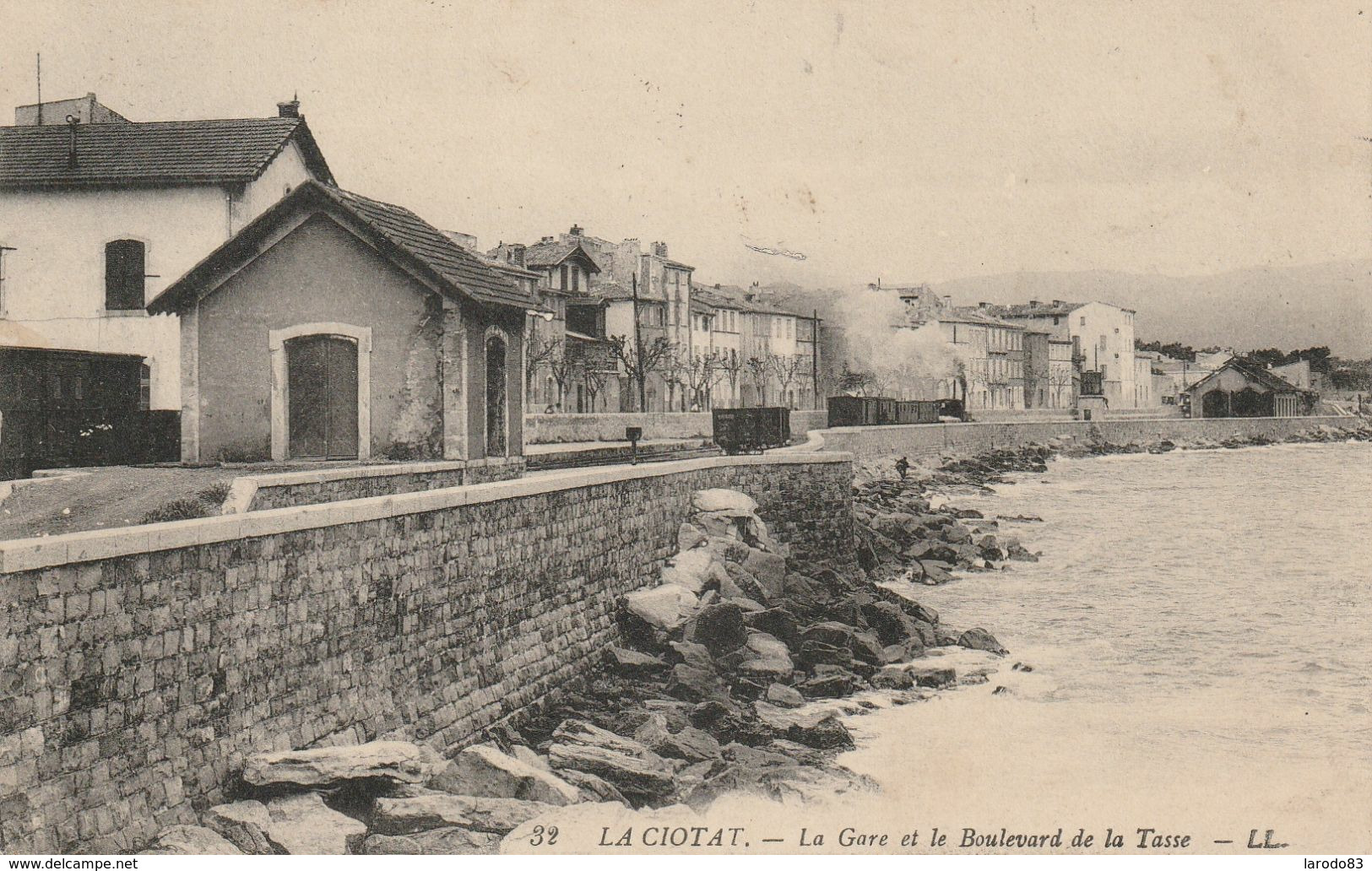 13  LA CIOTAT La Gare Et Le Boulevard De La Tasse Avec Train. - La Ciotat