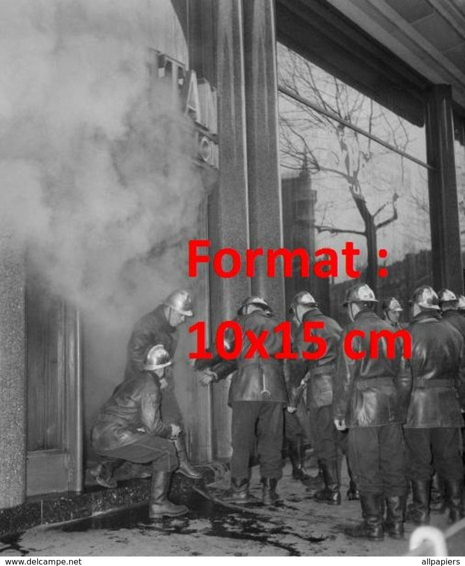 Reproduction D'une Photographie De Pompiers Sur Le Magasin De Meubles Levitan Bd De Magenta Paris en 1964 - Altri & Non Classificati