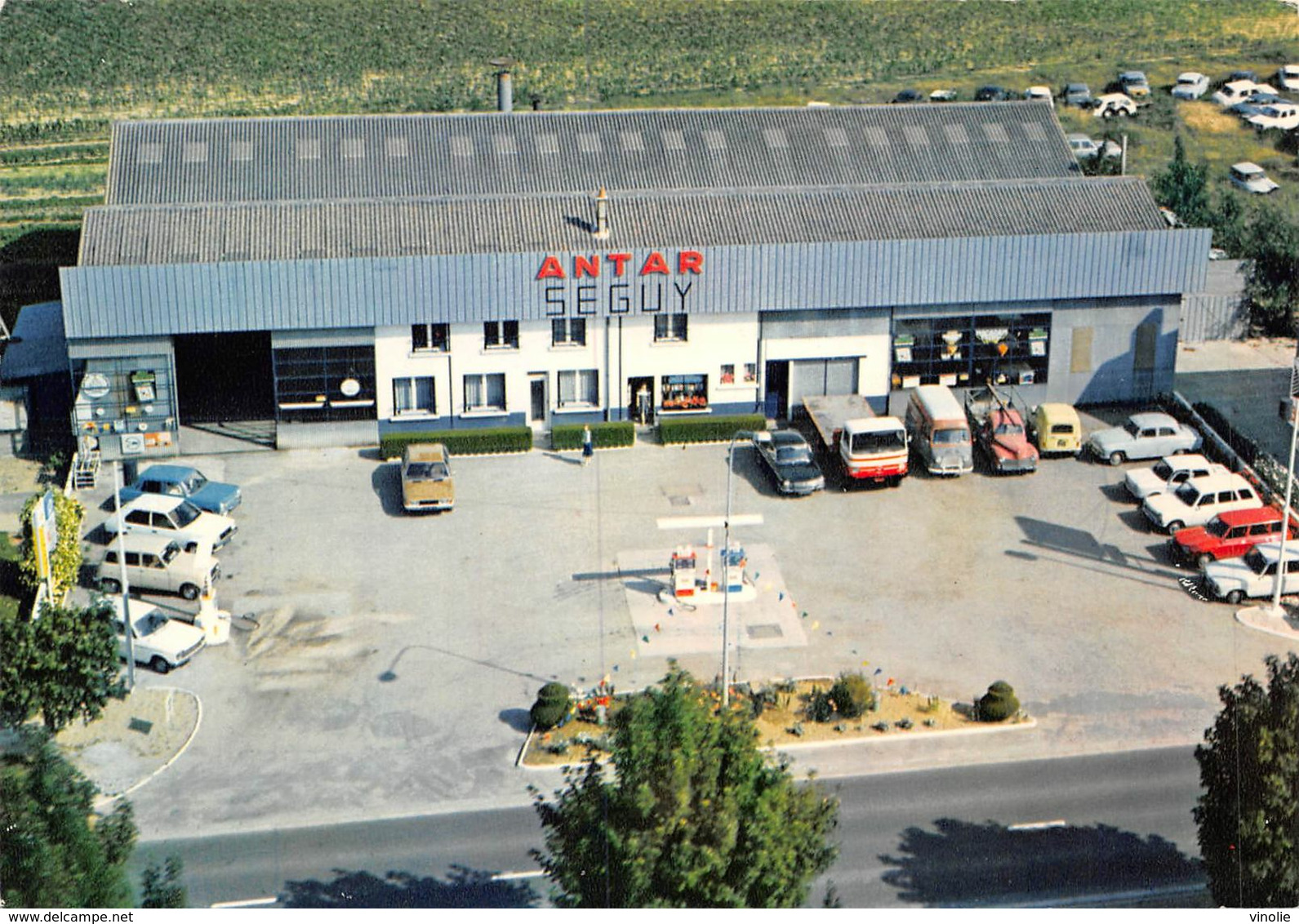 M-20-1633 : OUZOUER LE MARCHE. GARAGE AUTOMOBILE AGENT TALBOT-SIMCA. STATION A ESSENCE ANTAR. VUE AERIENNE - Autres & Non Classés