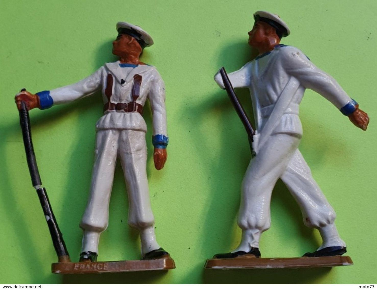 Lot 2 Figurines Soldat Jouet STARLUX - Plastique - MARIN - Porte Drapeau - état D'usage : Cassé- Années 1960 - Starlux