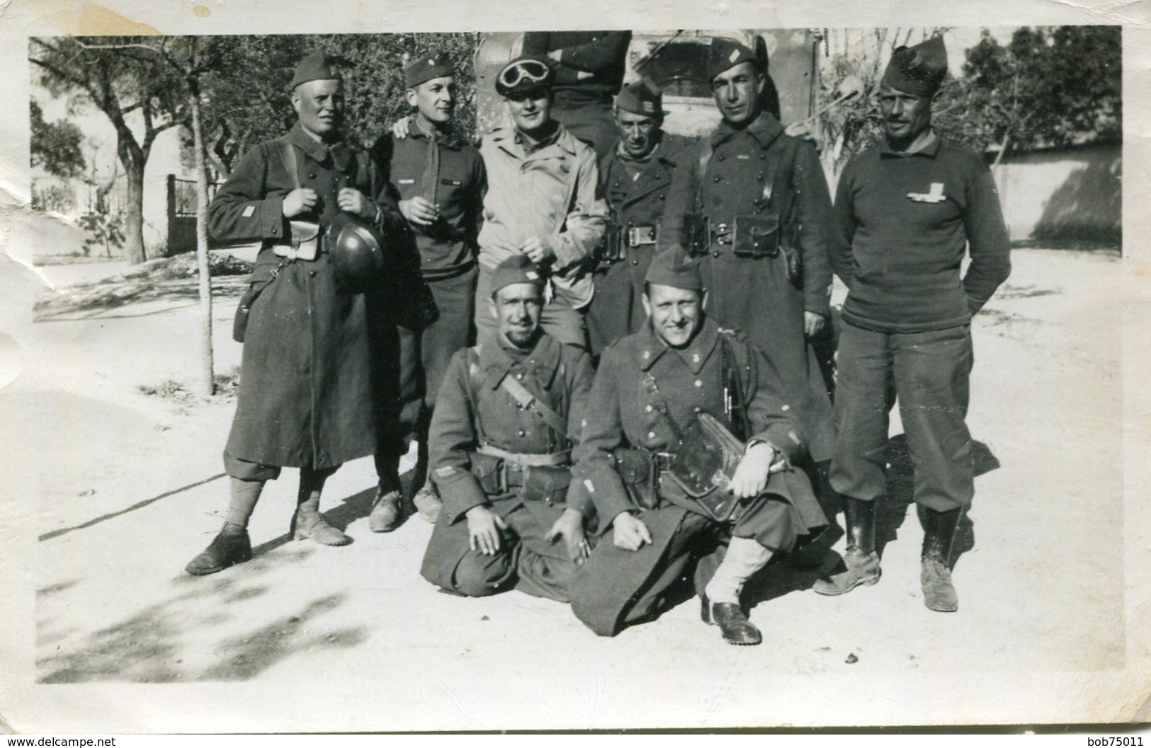 Grande Photo D'officiers Et Sous Officiers Francais Posant Avec Un Officier Anglais Au Maghreb En 39-45 - War, Military