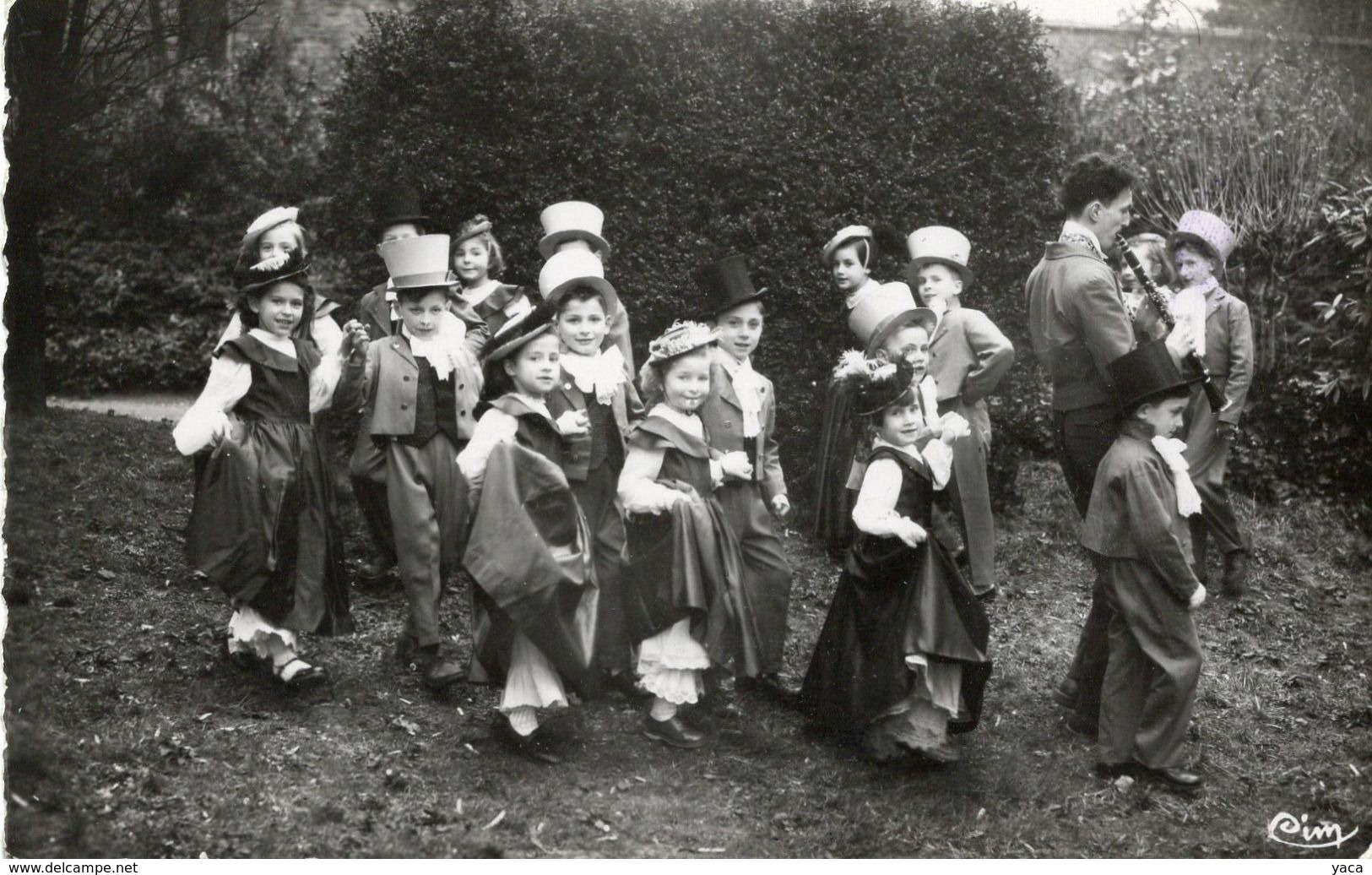 SENNECÉ-LÈS-MÂCON Les Jeunes Lamartiniens. Section Ville Des Petits Vremontois - Macon