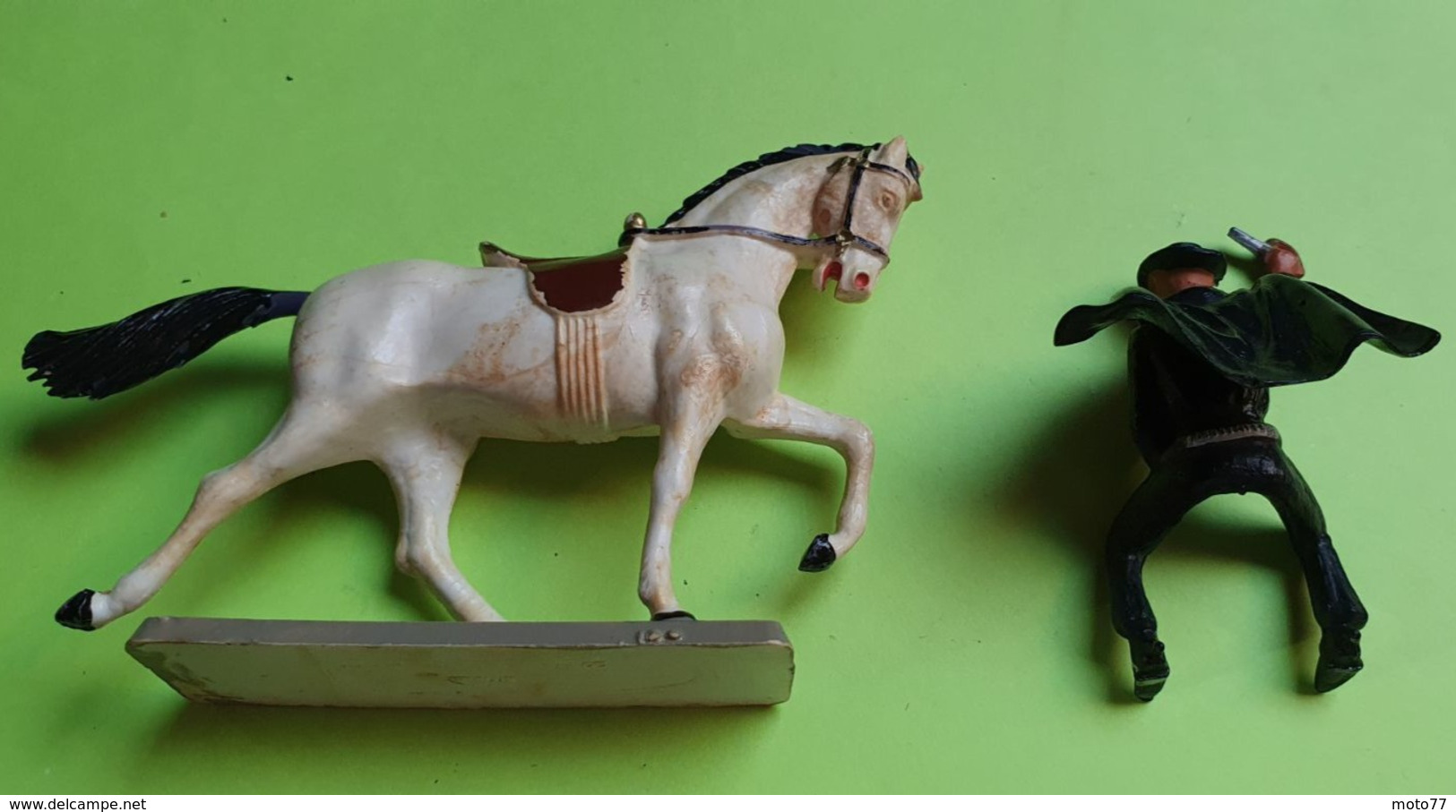 Lot 2 Figurines Soldat Jouet STARLUX - Plastique - Cheval Cavalier ZORO - état d'usage : épée cassé - année 1960