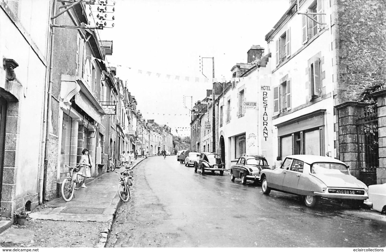 Thème Automobile: DS Citroën .Voitures Renault Et Peugeot Dans La Rue De Pontivy A Baud 56 (voir Scan) - PKW