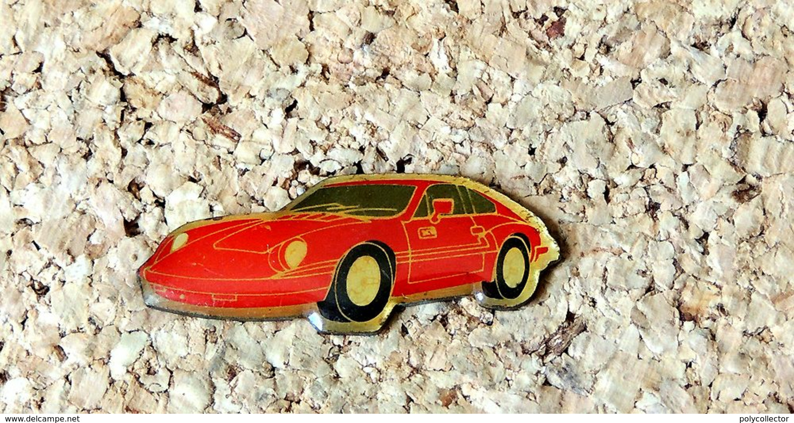 Pin's PORSCHE Peinte En Rouge FERRARI - Verni époxy - Fabricant Inconnu - Porsche