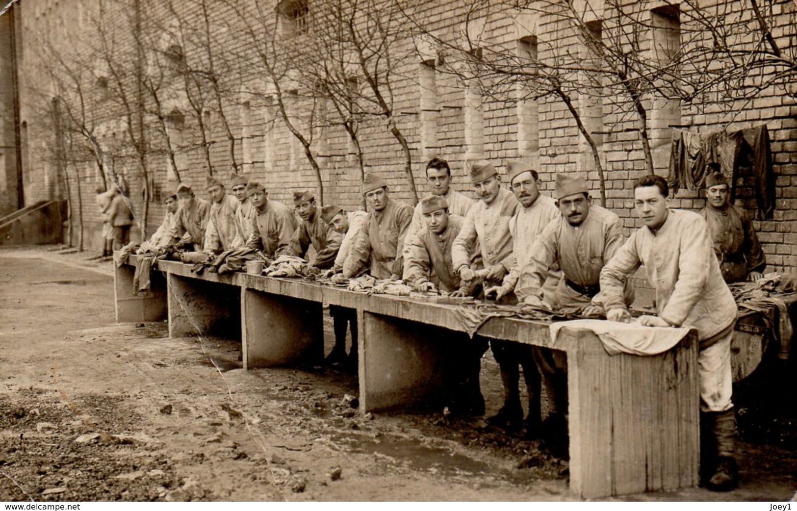 Carte Photo Charles Montag, Militaires Au Lavoir. - Guerre, Militaire