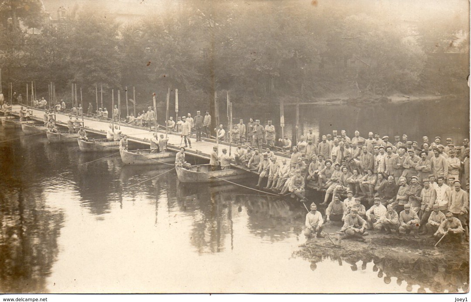 Carte Photo ,militaires Sur Pont Flottant Réalisé Par Le Génie. - Guerre, Militaire