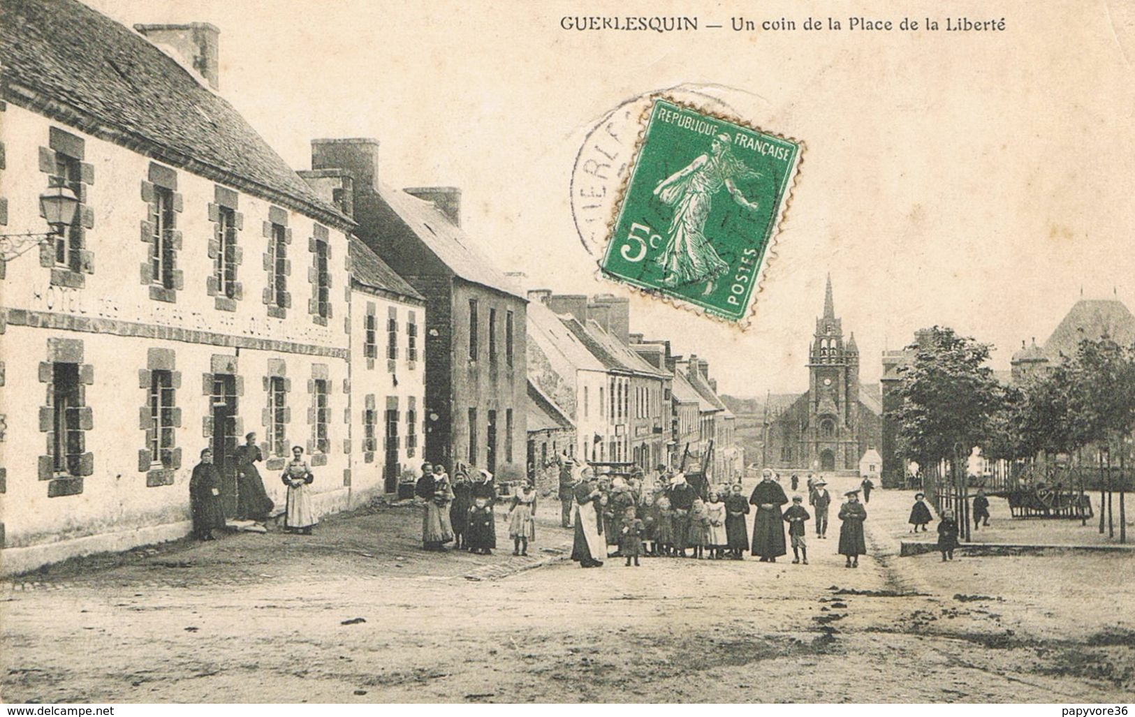 GUERLESQUIN (Finistère) - Un Coin De La Place De La Liberté - Animée - Hôtel - Guerlesquin