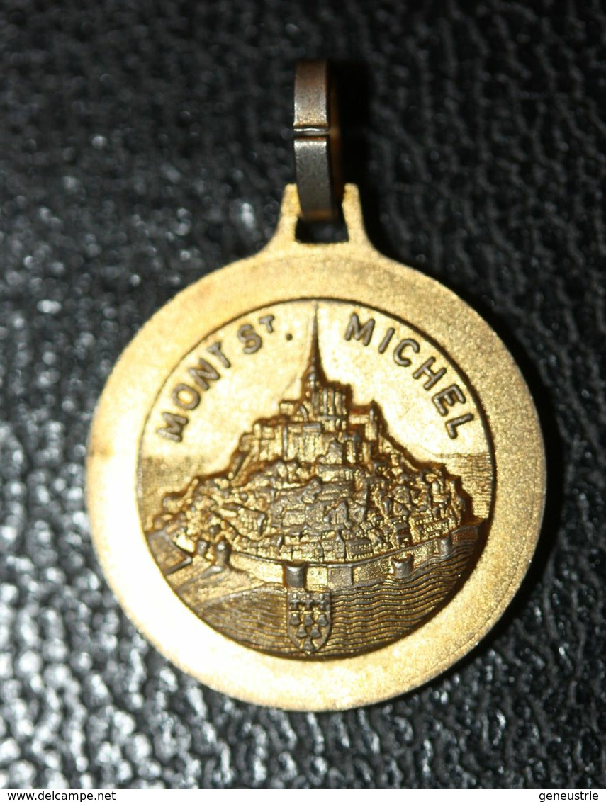 Beau Pendentif Médaille Religieuse "Saint Michel Terrassant Le Dragon - Le Mont Saint Michel" Religious Medal - Godsdienst & Esoterisme