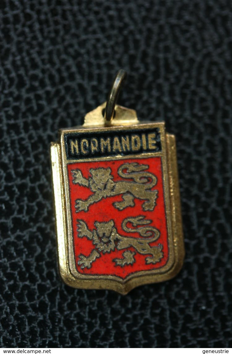 Pendentif Ancien Années 20 "Armoiries De La Normandie" - Pendenti