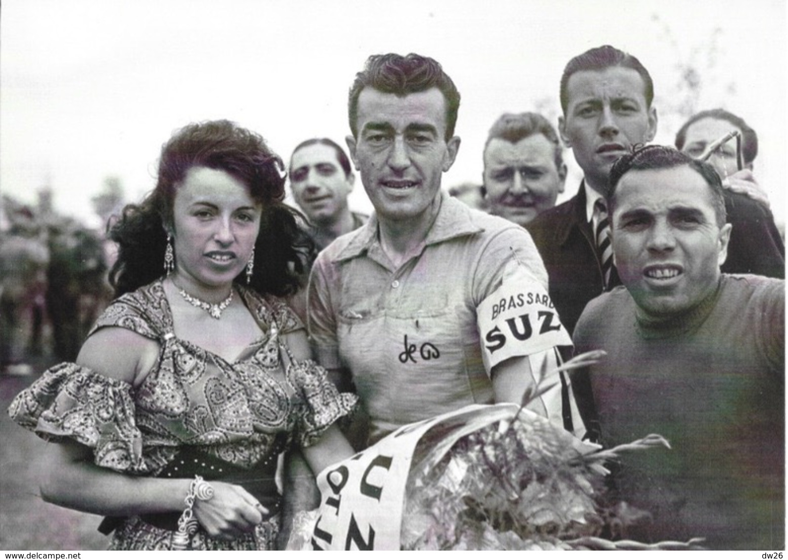 Cyclisme: Tour De France 1954 - Louison Bobet, Avec Le Maillot Jaune, Pose Avec Yvette Horner - Photo L'Equipe - Cycling