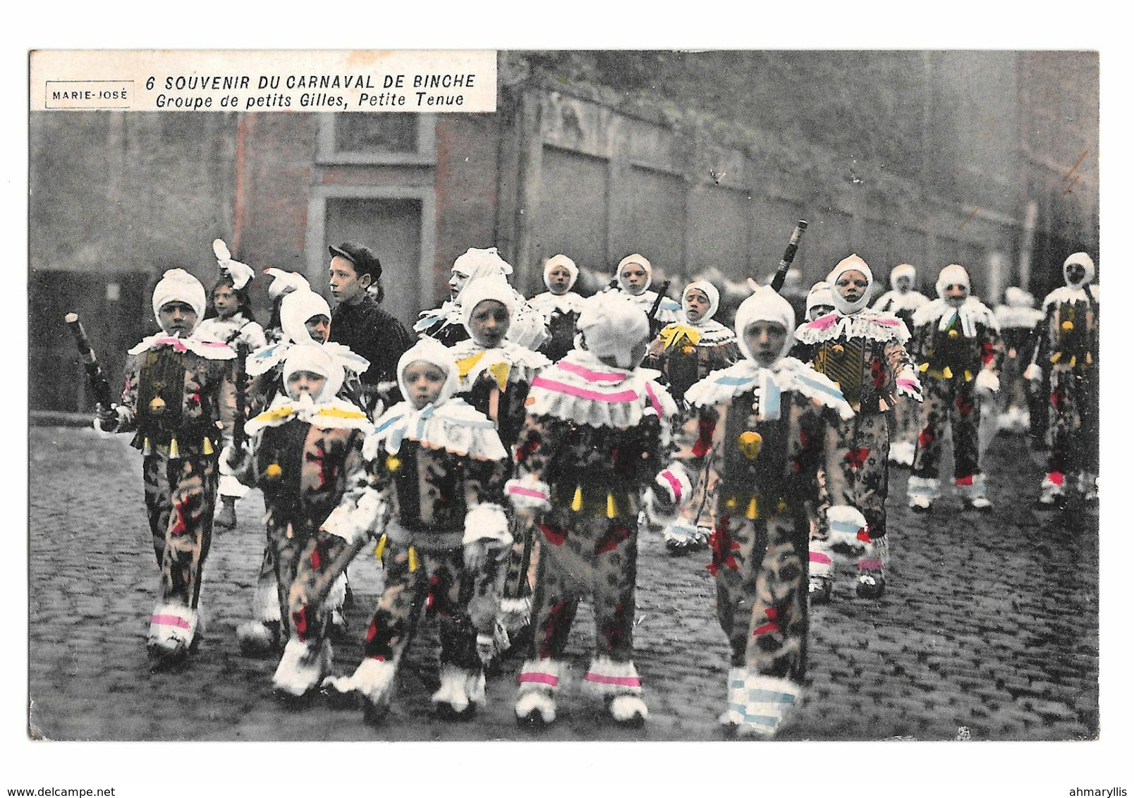 Souvenir Du Carnaval De Binche Groupe De Petits Gilles Petites Tenue Colorisée 1920 Edit Winance - Binche