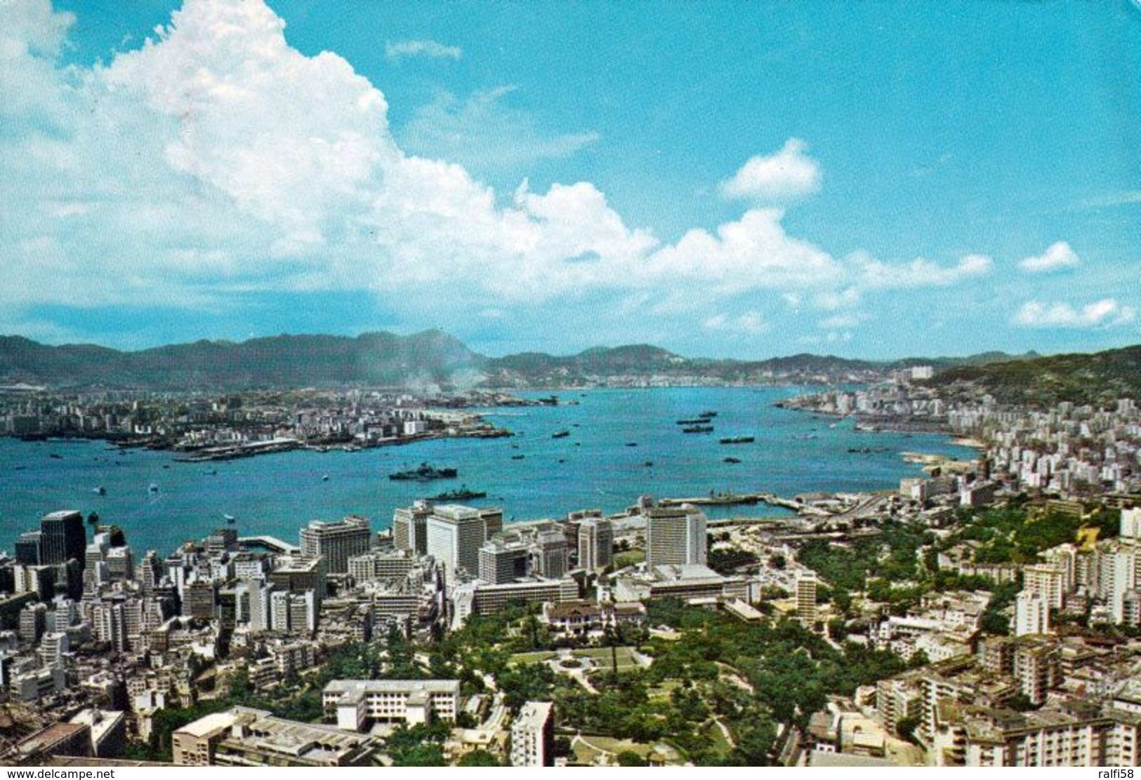 1 AK Hongkong * Blick Auf Hongkong Und Die Halbinsel Kowloon * Die Karte Ist 1968 Gelaufen * - China (Hong Kong)