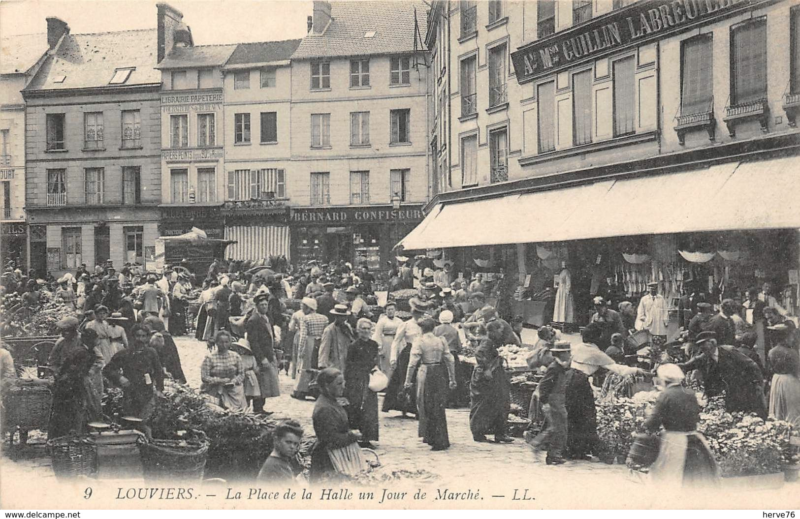 LOUVIERS - Place De La Halle Un Jour De Marché - Louviers