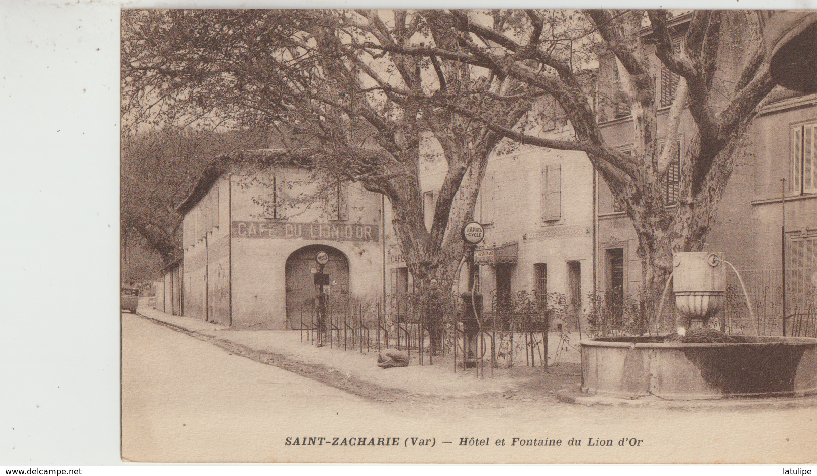 Saint-Zacharie  83   Hotel Et Café Du Lion-d'Or Avec 2 Pompes A Essence_et La Fontaine - Saint-Zacharie