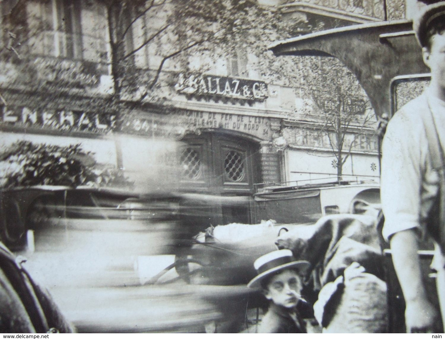 75 - PARIS - CARTE PHOTO - " DEMENAGEURS, LIVREURS, MARCHANDS...BD SEBASTOPOL EN FACE MAGASIN : BALLAZ " - " TRES RARE " - Ambachten In Parijs