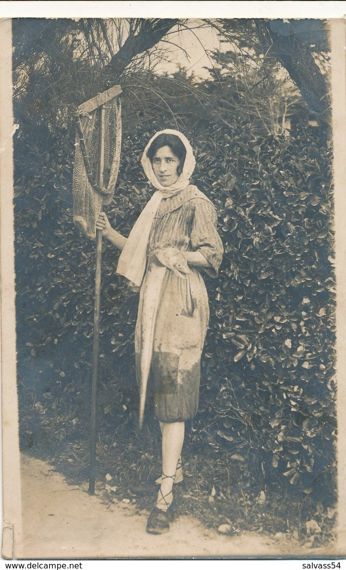 Carte-Photo : Métier - Pêche - Femme Avec épuisette - Chatelaillon (Ca 1919) (BP) - Profesiones