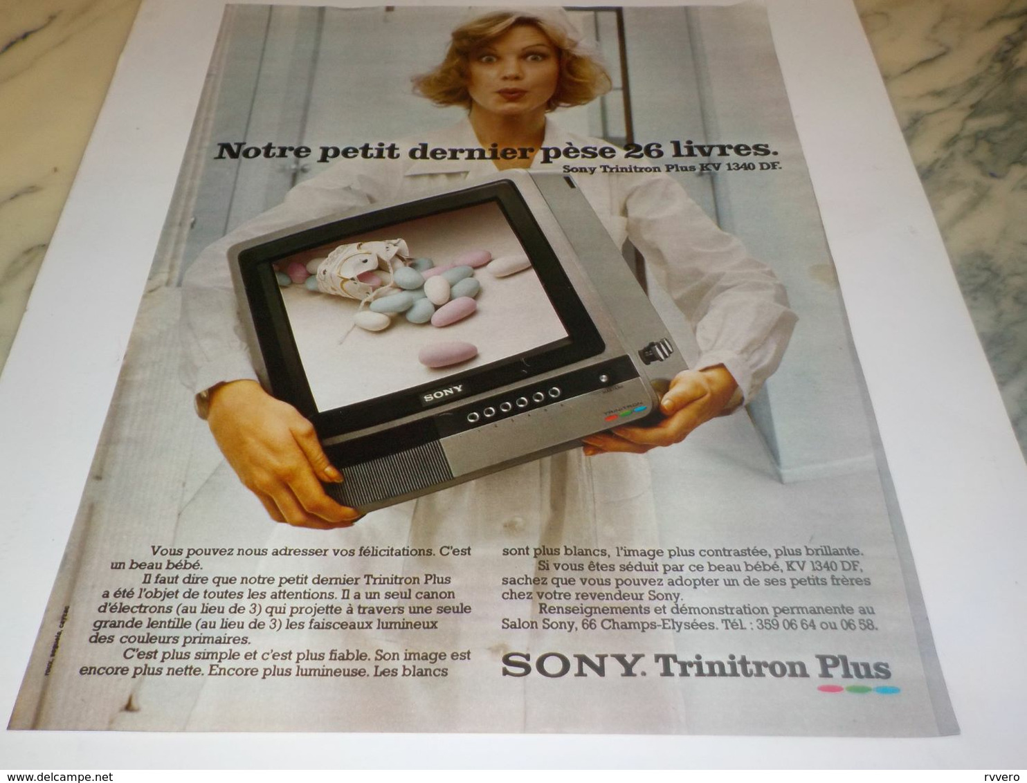 ANCIENNE PUBLICITE  NOTRE DERNIER PETIT  PESE 26 LIVRES SONY 1976 - Televisie