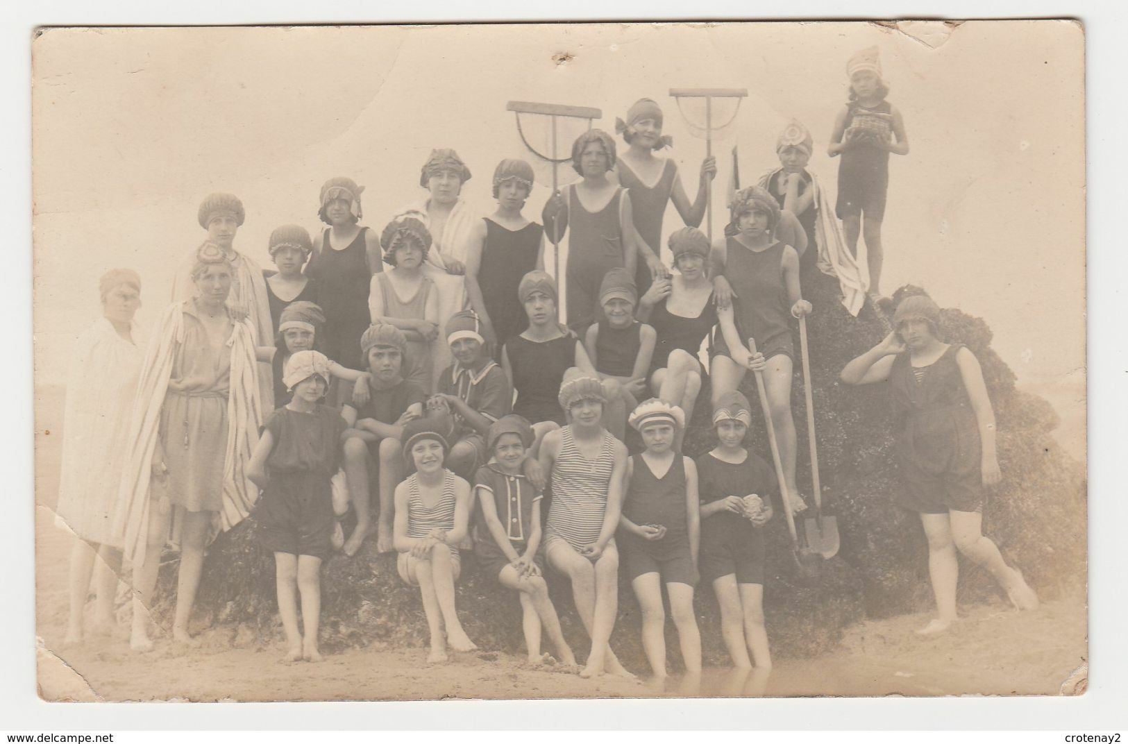 Belle Carte Photo Groupe Femmes Et Fillettes à La Plage Au Dos Il Est écrit : Papiers Bioletto Lyon - Fotografie