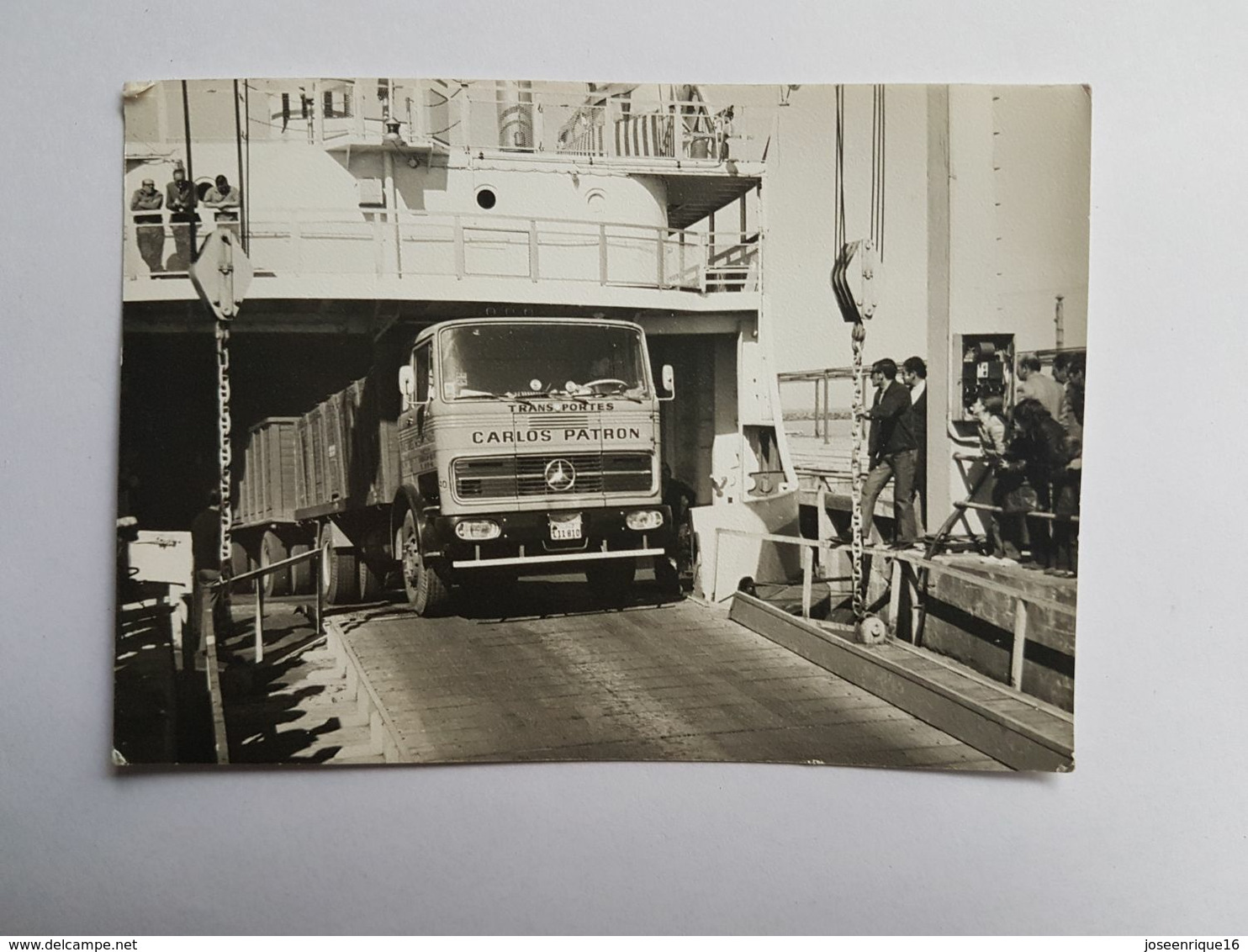 CAMIÓN EN UN BARCO, TRUCK ON A BOAT, CAMION SUR UN BATEAU - Anonyme Personen