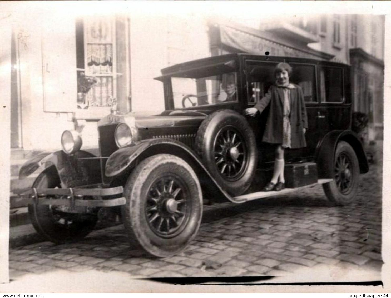 2 Photographies Originales, Jolie Jeune Femme & Sa Fille Sur Le Marche Pied D'une Automobile Tacot à Identifier En 1929 - Automobile
