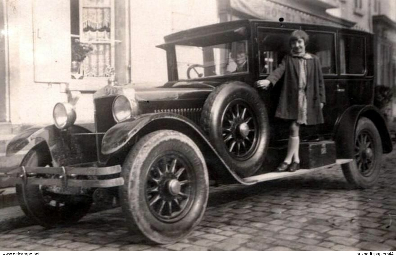 2 Photographies Originales, Jolie Jeune Femme & Sa Fille Sur Le Marche Pied D'une Automobile Tacot à Identifier En 1929 - Automobile