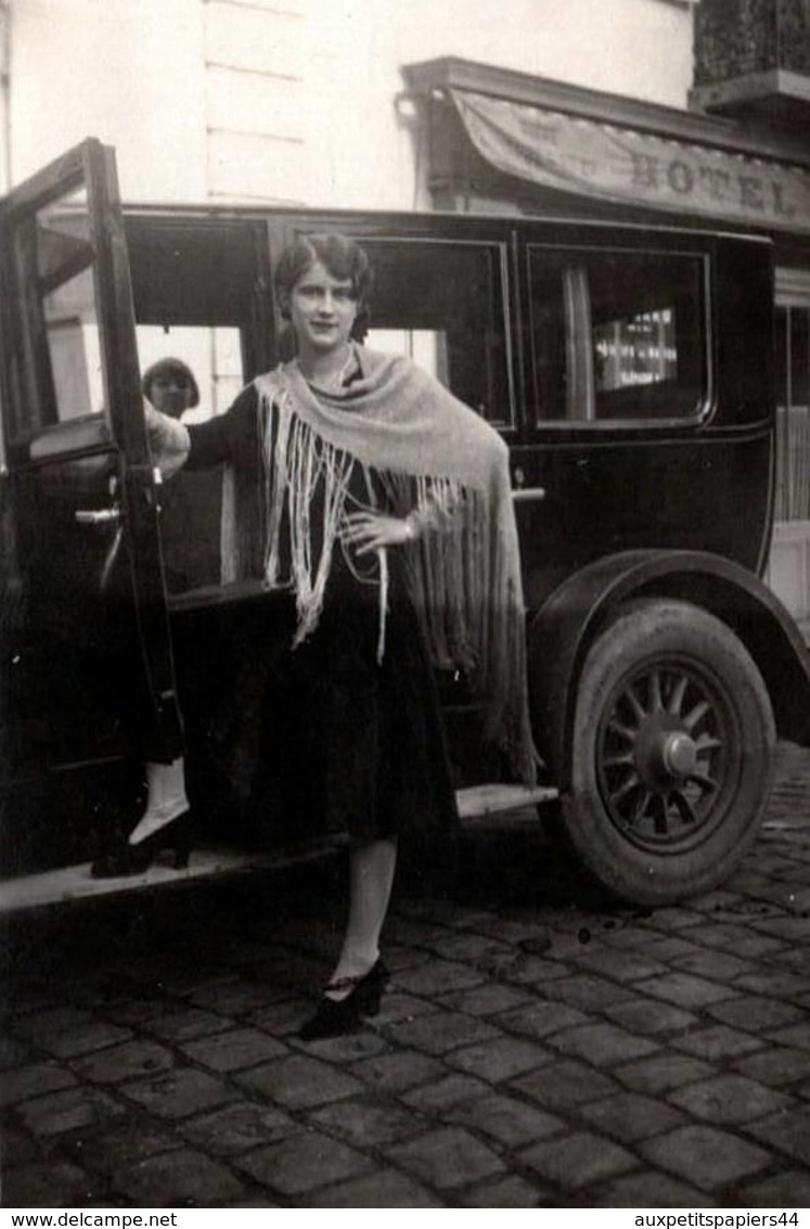 2 Photographies Originales, Jolie Jeune Femme & Sa Fille Sur Le Marche Pied D'une Automobile Tacot à Identifier En 1929 - Automobile