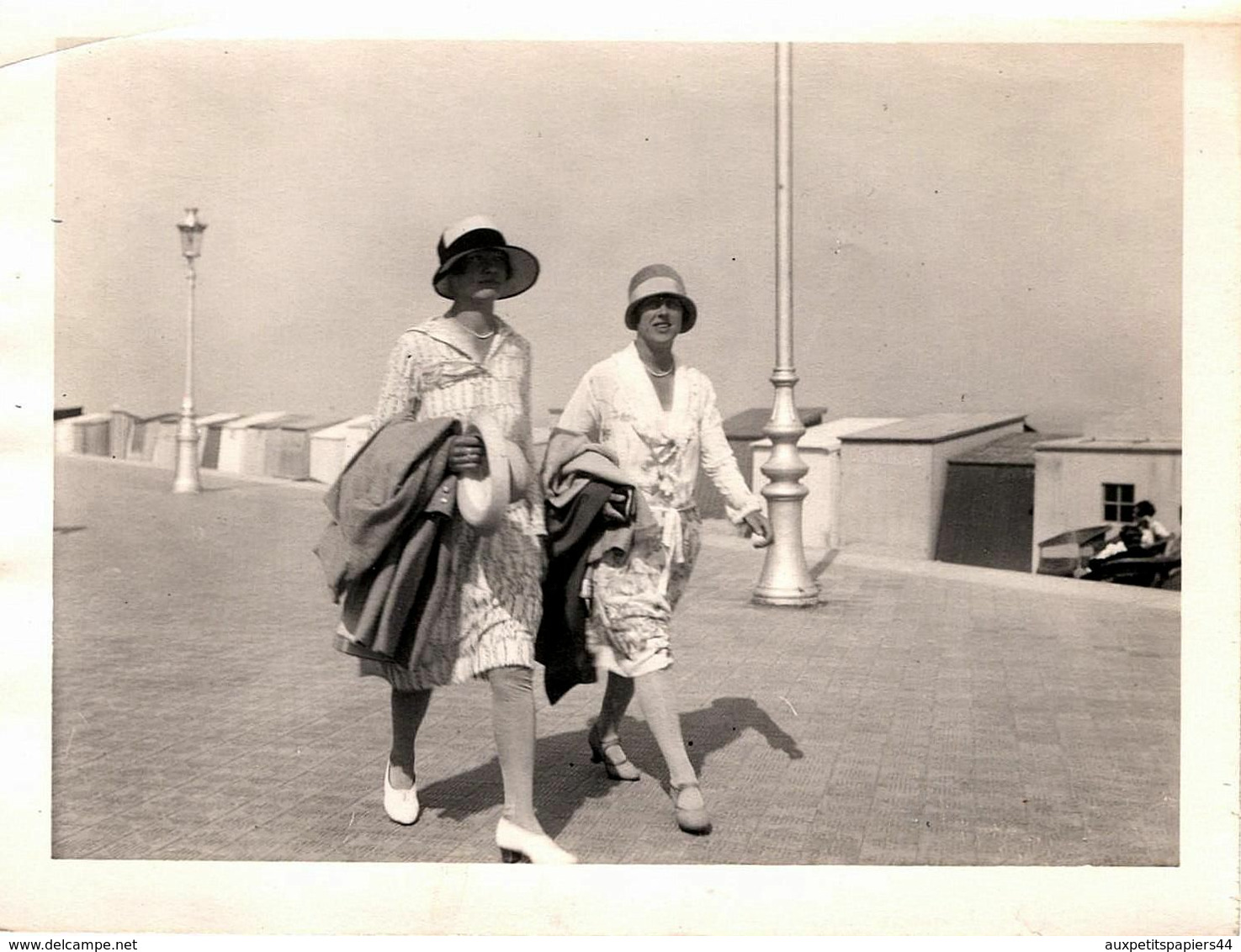 Photographie Originale Amateur Marcheuses De Rue En Bord De Mer & Alignement De Cabines De Plage En 1927 - Persone Anonimi