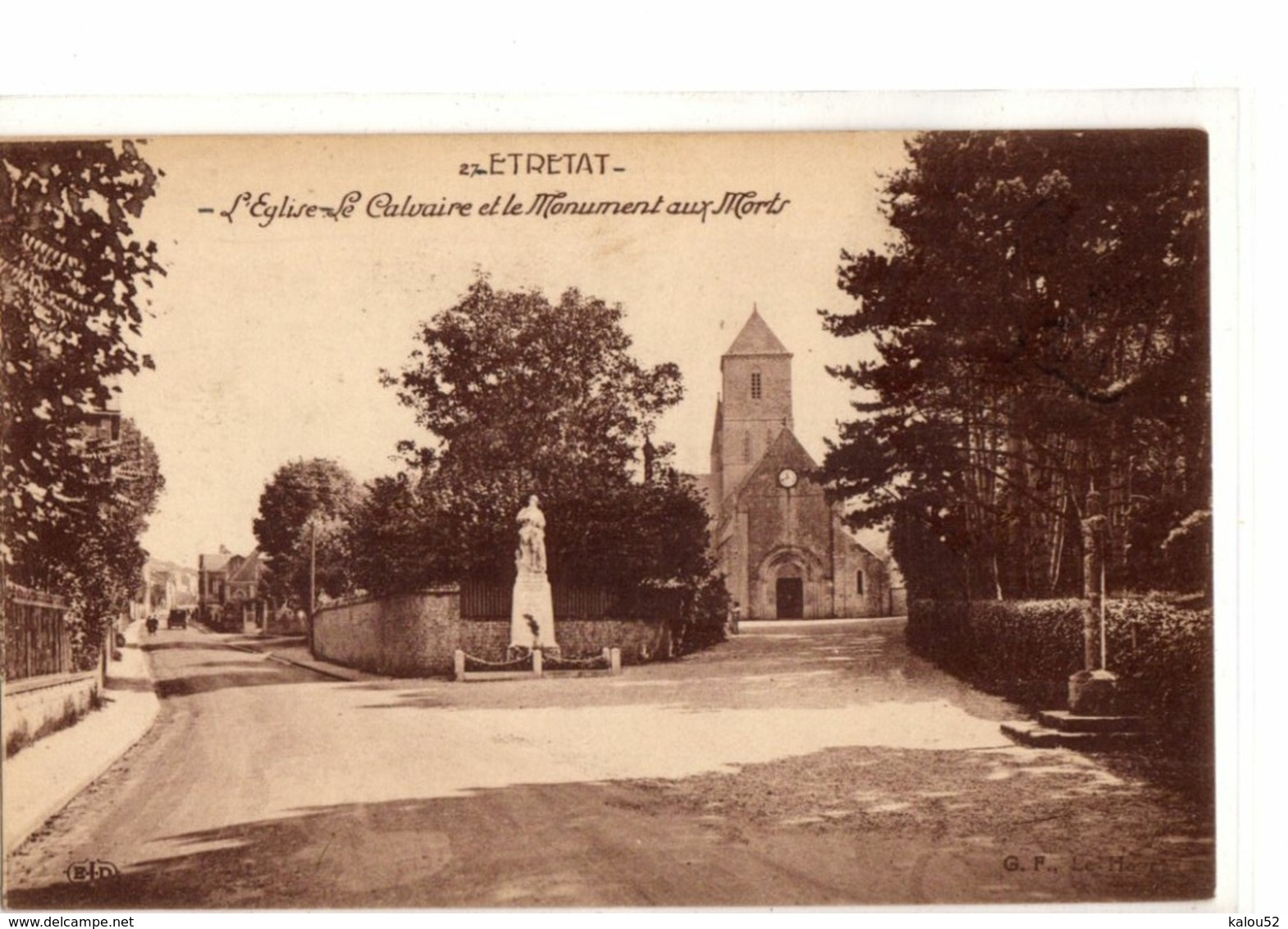 ETRETAT   //         L  EGLISE ET LE CALVAIRE ET LE MONUMENT AUX MORTS - Etretat