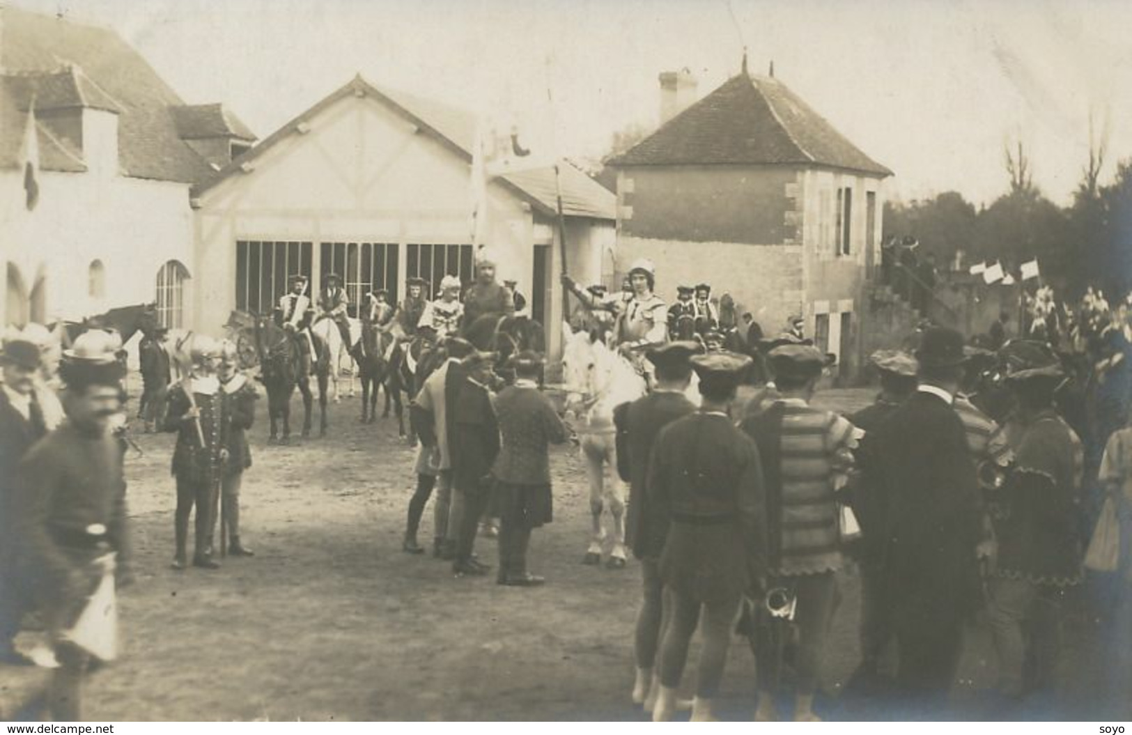 Carte Photo Fete Costumée . Jeanne Arc à Cheval .  Armure . - Manifestazioni