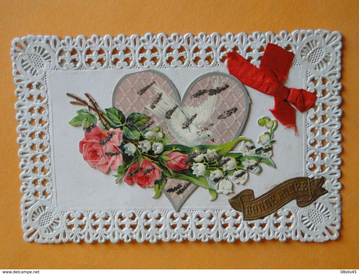 Carte FANTAISIE  "Bonne Année" -Muguet, Roses, Coeur, Pigeon - Ajoutis Relief + Ruban Tissu & Bordure Dentelle Mécanique - Andere & Zonder Classificatie