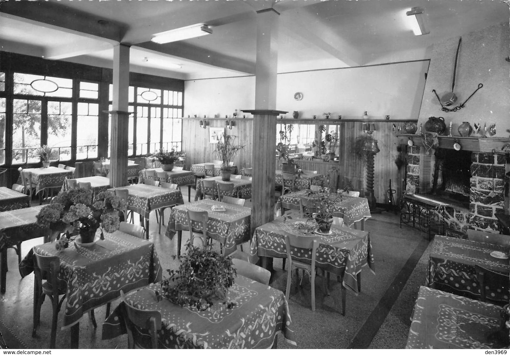 DOUSSARD - Hôtel Belle Rive Plage - La Salle à Manger - Cheminée - Lac D'Annecy - Cliché P. Rossillon - Doussard