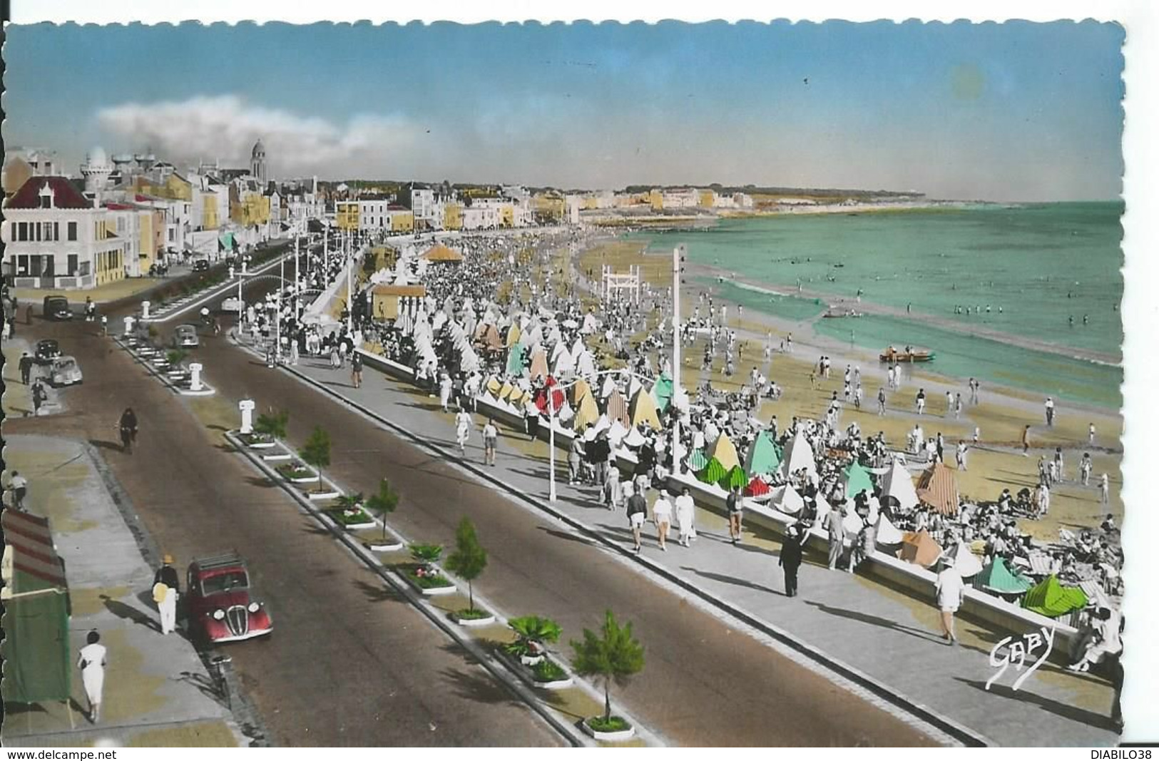 LES SABLES D 'OLONNE     (  VENDÉE  )    LE REMBLAI ET LA PLAGE - Sables D'Olonne